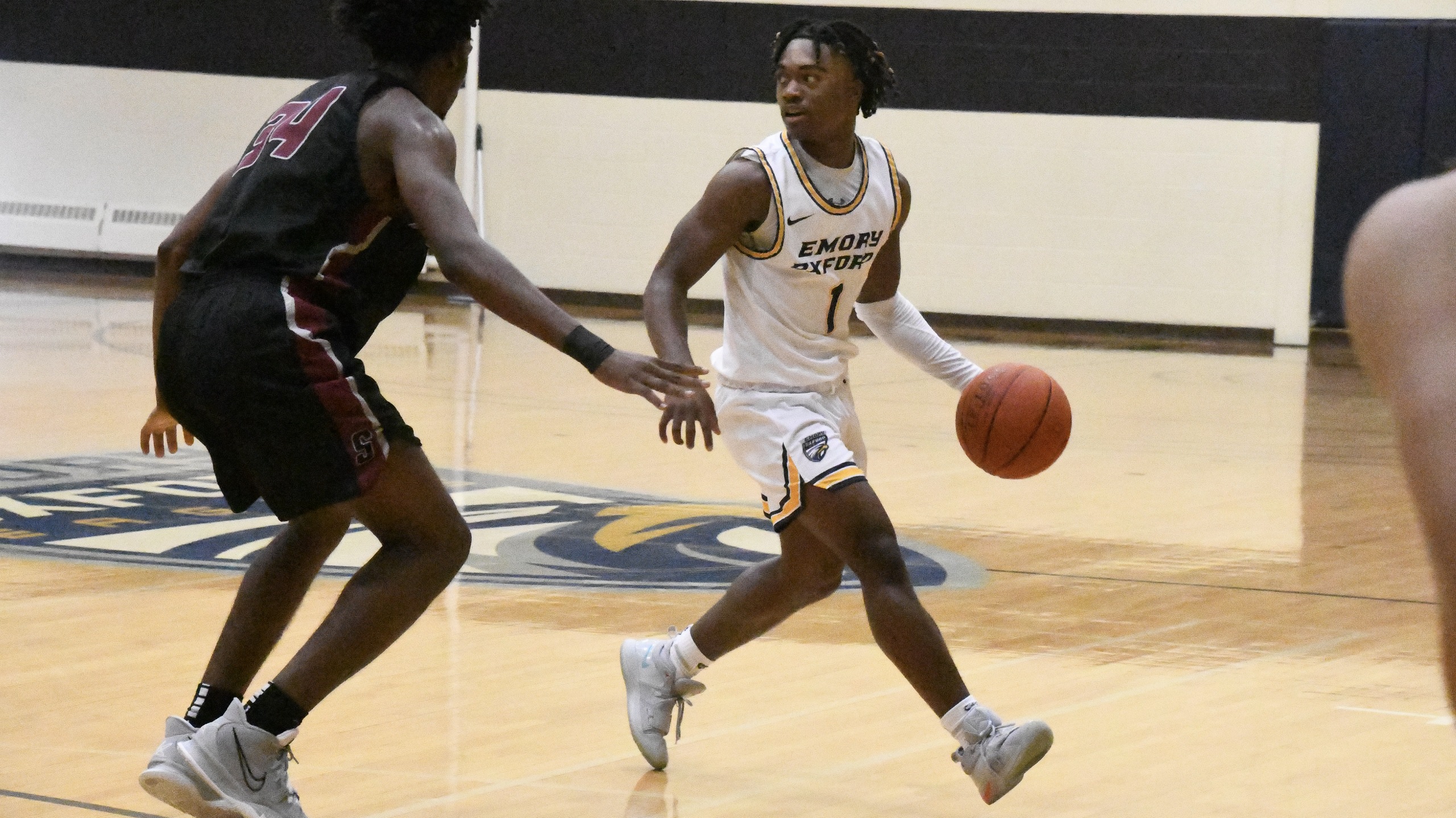 Men's Basketball Defeats Roadrunners in Conference Matchup